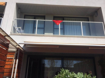 El pañuelo de San Fermín este sábado en todas las ventanas de Navarra. Esa es la idea con la que la capilla de San Fermín hace un llamamiento con motivo del cuarto peldaño de la escalera, este 4 de abril,