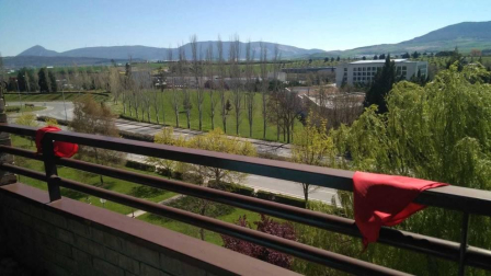 El pañuelo de San Fermín este sábado en todas las ventanas de Navarra. Esa es la idea con la que la capilla de San Fermín hace un llamamiento con motivo del cuarto peldaño de la escalera, este 4 de abril,