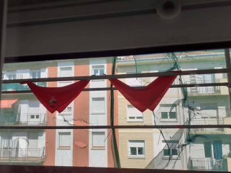El pañuelo de San Fermín este sábado en todas las ventanas de Navarra. Esa es la idea con la que la capilla de San Fermín hace un llamamiento con motivo del cuarto peldaño de la escalera, este 4 de abril,