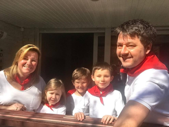 El pañuelo de San Fermín este sábado en todas las ventanas de Navarra. Esa es la idea con la que la capilla de San Fermín hace un llamamiento con motivo del cuarto peldaño de la escalera, este 4 de abril,