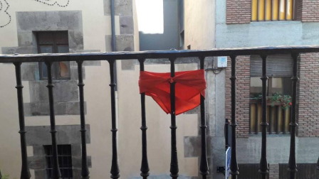 El pañuelo de San Fermín este sábado en todas las ventanas de Navarra. Esa es la idea con la que la capilla de San Fermín hace un llamamiento con motivo del cuarto peldaño de la escalera, este 4 de abril,