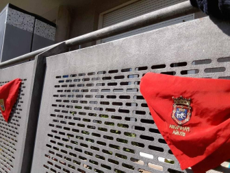 El pañuelo de San Fermín este sábado en todas las ventanas de Navarra. Esa es la idea con la que la capilla de San Fermín hace un llamamiento con motivo del cuarto peldaño de la escalera, este 4 de abril,