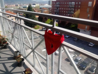 El pañuelo de San Fermín este sábado en todas las ventanas de Navarra. Esa es la idea con la que la capilla de San Fermín hace un llamamiento con motivo del cuarto peldaño de la escalera, este 4 de abril,
