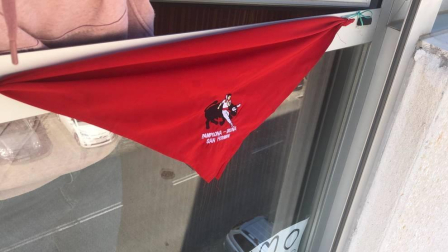 El pañuelo de San Fermín este sábado en todas las ventanas de Navarra. Esa es la idea con la que la capilla de San Fermín hace un llamamiento con motivo del cuarto peldaño de la escalera, este 4 de abril,