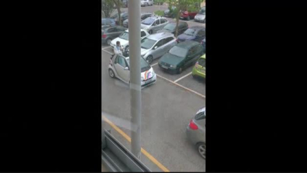 Un sacerdote portugués recorre las calles de Oeiras rezando por altavoces