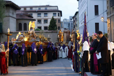 Apenas unas gotas de lluvia no consiguieron “apagar” la celebración del Jueves Santo en la plaza de Santa Mª la Real