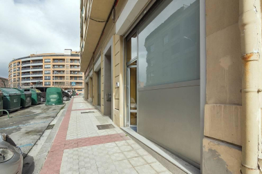 Amplio local en C/ Monjadín, II Ensanche, cerca del Club de Tenis y de los Edificios Inteligentes. Se trata de una ubicación estratégica en una zona residencial y de negocios muy viva que ofrece múltiples posibilidades.
El local de 700 m2 con excepcional visibilidad cuenta con 3 fachadas de aproximadamente 25 m2 cada una con dos accesos adaptados por dos de las fachadas. Muy luminoso, diáfano, y en buen estado. Sus posibilidades puede ser muy variadas: supermercado, gimnasio, oficina técnica, coworking e incluso la posibilidad de dividir el espacio en locales de menor superficie.
Una renta muy atractiva para un negocio de envergadura y un largo plazo garantizado para amortizar la inversión.