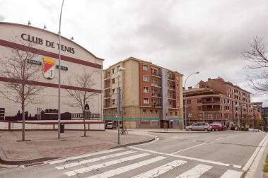 Amplio local en C/ Monjadín, II Ensanche, cerca del Club de Tenis y de los Edificios Inteligentes. Se trata de una ubicación estratégica en una zona residencial y de negocios muy viva que ofrece múltiples posibilidades.
El local de 700 m2 con excepcional visibilidad cuenta con 3 fachadas de aproximadamente 25 m2 cada una con dos accesos adaptados por dos de las fachadas. Muy luminoso, diáfano, y en buen estado. Sus posibilidades puede ser muy variadas: supermercado, gimnasio, oficina técnica, coworking e incluso la posibilidad de dividir el espacio en locales de menor superficie.
Una renta muy atractiva para un negocio de envergadura y un largo plazo garantizado para amortizar la inversión.