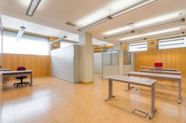 Amplio local en C/ Monjadín, II Ensanche, cerca del Club de Tenis y de los Edificios Inteligentes. Se trata de una ubicación estratégica en una zona residencial y de negocios muy viva que ofrece múltiples posibilidades.
El local de 700 m2 con excepcional visibilidad cuenta con 3 fachadas de aproximadamente 25 m2 cada una con dos accesos adaptados por dos de las fachadas. Muy luminoso, diáfano, y en buen estado. Sus posibilidades puede ser muy variadas: supermercado, gimnasio, oficina técnica, coworking e incluso la posibilidad de dividir el espacio en locales de menor superficie.
Una renta muy atractiva para un negocio de envergadura y un largo plazo garantizado para amortizar la inversión.