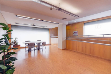 Amplio local en C/ Monjadín, II Ensanche, cerca del Club de Tenis y de los Edificios Inteligentes. Se trata de una ubicación estratégica en una zona residencial y de negocios muy viva que ofrece múltiples posibilidades.
El local de 700 m2 con excepcional visibilidad cuenta con 3 fachadas de aproximadamente 25 m2 cada una con dos accesos adaptados por dos de las fachadas. Muy luminoso, diáfano, y en buen estado. Sus posibilidades puede ser muy variadas: supermercado, gimnasio, oficina técnica, coworking e incluso la posibilidad de dividir el espacio en locales de menor superficie.
Una renta muy atractiva para un negocio de envergadura y un largo plazo garantizado para amortizar la inversión.