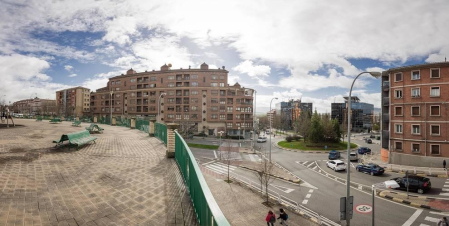 Amplio local en C/ Monjadín, II Ensanche, cerca del Club de Tenis y de los Edificios Inteligentes. Se trata de una ubicación estratégica en una zona residencial y de negocios muy viva que ofrece múltiples posibilidades.
El local de 700 m2 con excepcional visibilidad cuenta con 3 fachadas de aproximadamente 25 m2 cada una con dos accesos adaptados por dos de las fachadas. Muy luminoso, diáfano, y en buen estado. Sus posibilidades puede ser muy variadas: supermercado, gimnasio, oficina técnica, coworking e incluso la posibilidad de dividir el espacio en locales de menor superficie.
Una renta muy atractiva para un negocio de envergadura y un largo plazo garantizado para amortizar la inversión.