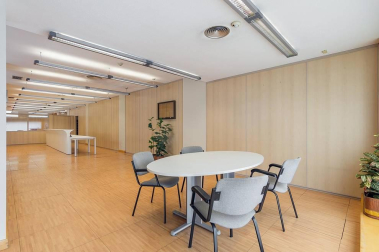 Amplio local en C/ Monjadín, II Ensanche, cerca del Club de Tenis y de los Edificios Inteligentes. Se trata de una ubicación estratégica en una zona residencial y de negocios muy viva que ofrece múltiples posibilidades.
El local de 700 m2 con excepcional visibilidad cuenta con 3 fachadas de aproximadamente 25 m2 cada una con dos accesos adaptados por dos de las fachadas. Muy luminoso, diáfano, y en buen estado. Sus posibilidades puede ser muy variadas: supermercado, gimnasio, oficina técnica, coworking e incluso la posibilidad de dividir el espacio en locales de menor superficie.
Una renta muy atractiva para un negocio de envergadura y un largo plazo garantizado para amortizar la inversión.