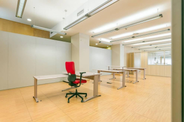 Amplio local en C/ Monjadín, II Ensanche, cerca del Club de Tenis y de los Edificios Inteligentes. Se trata de una ubicación estratégica en una zona residencial y de negocios muy viva que ofrece múltiples posibilidades.
El local de 700 m2 con excepcional visibilidad cuenta con 3 fachadas de aproximadamente 25 m2 cada una con dos accesos adaptados por dos de las fachadas. Muy luminoso, diáfano, y en buen estado. Sus posibilidades puede ser muy variadas: supermercado, gimnasio, oficina técnica, coworking e incluso la posibilidad de dividir el espacio en locales de menor superficie.
Una renta muy atractiva para un negocio de envergadura y un largo plazo garantizado para amortizar la inversión.