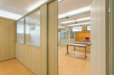 Amplio local en C/ Monjadín, II Ensanche, cerca del Club de Tenis y de los Edificios Inteligentes. Se trata de una ubicación estratégica en una zona residencial y de negocios muy viva que ofrece múltiples posibilidades.
El local de 700 m2 con excepcional visibilidad cuenta con 3 fachadas de aproximadamente 25 m2 cada una con dos accesos adaptados por dos de las fachadas. Muy luminoso, diáfano, y en buen estado. Sus posibilidades puede ser muy variadas: supermercado, gimnasio, oficina técnica, coworking e incluso la posibilidad de dividir el espacio en locales de menor superficie.
Una renta muy atractiva para un negocio de envergadura y un largo plazo garantizado para amortizar la inversión.