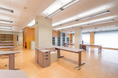 Amplio local en C/ Monjadín, II Ensanche, cerca del Club de Tenis y de los Edificios Inteligentes. Se trata de una ubicación estratégica en una zona residencial y de negocios muy viva que ofrece múltiples posibilidades.
El local de 700 m2 con excepcional visibilidad cuenta con 3 fachadas de aproximadamente 25 m2 cada una con dos accesos adaptados por dos de las fachadas. Muy luminoso, diáfano, y en buen estado. Sus posibilidades puede ser muy variadas: supermercado, gimnasio, oficina técnica, coworking e incluso la posibilidad de dividir el espacio en locales de menor superficie.
Una renta muy atractiva para un negocio de envergadura y un largo plazo garantizado para amortizar la inversión.