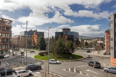 Amplio local en C/ Monjadín, II Ensanche, cerca del Club de Tenis y de los Edificios Inteligentes. Se trata de una ubicación estratégica en una zona residencial y de negocios muy viva que ofrece múltiples posibilidades.
El local de 700 m2 con excepcional visibilidad cuenta con 3 fachadas de aproximadamente 25 m2 cada una con dos accesos adaptados por dos de las fachadas. Muy luminoso, diáfano, y en buen estado. Sus posibilidades puede ser muy variadas: supermercado, gimnasio, oficina técnica, coworking e incluso la posibilidad de dividir el espacio en locales de menor superficie.
Una renta muy atractiva para un negocio de envergadura y un largo plazo garantizado para amortizar la inversión.