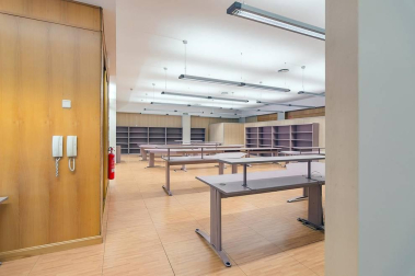 Amplio local en C/ Monjadín, II Ensanche, cerca del Club de Tenis y de los Edificios Inteligentes. Se trata de una ubicación estratégica en una zona residencial y de negocios muy viva que ofrece múltiples posibilidades.
El local de 700 m2 con excepcional visibilidad cuenta con 3 fachadas de aproximadamente 25 m2 cada una con dos accesos adaptados por dos de las fachadas. Muy luminoso, diáfano, y en buen estado. Sus posibilidades puede ser muy variadas: supermercado, gimnasio, oficina técnica, coworking e incluso la posibilidad de dividir el espacio en locales de menor superficie.
Una renta muy atractiva para un negocio de envergadura y un largo plazo garantizado para amortizar la inversión.