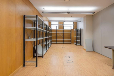 Amplio local en C/ Monjadín, II Ensanche, cerca del Club de Tenis y de los Edificios Inteligentes. Se trata de una ubicación estratégica en una zona residencial y de negocios muy viva que ofrece múltiples posibilidades.
El local de 700 m2 con excepcional visibilidad cuenta con 3 fachadas de aproximadamente 25 m2 cada una con dos accesos adaptados por dos de las fachadas. Muy luminoso, diáfano, y en buen estado. Sus posibilidades puede ser muy variadas: supermercado, gimnasio, oficina técnica, coworking e incluso la posibilidad de dividir el espacio en locales de menor superficie.
Una renta muy atractiva para un negocio de envergadura y un largo plazo garantizado para amortizar la inversión.