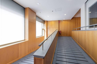 Amplio local en C/ Monjadín, II Ensanche, cerca del Club de Tenis y de los Edificios Inteligentes. Se trata de una ubicación estratégica en una zona residencial y de negocios muy viva que ofrece múltiples posibilidades.
El local de 700 m2 con excepcional visibilidad cuenta con 3 fachadas de aproximadamente 25 m2 cada una con dos accesos adaptados por dos de las fachadas. Muy luminoso, diáfano, y en buen estado. Sus posibilidades puede ser muy variadas: supermercado, gimnasio, oficina técnica, coworking e incluso la posibilidad de dividir el espacio en locales de menor superficie.
Una renta muy atractiva para un negocio de envergadura y un largo plazo garantizado para amortizar la inversión.