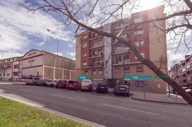 Amplio local en C/ Monjadín, II Ensanche, cerca del Club de Tenis y de los Edificios Inteligentes. Se trata de una ubicación estratégica en una zona residencial y de negocios muy viva que ofrece múltiples posibilidades.
El local de 700 m2 con excepcional visibilidad cuenta con 3 fachadas de aproximadamente 25 m2 cada una con dos accesos adaptados por dos de las fachadas. Muy luminoso, diáfano, y en buen estado. Sus posibilidades puede ser muy variadas: supermercado, gimnasio, oficina técnica, coworking e incluso la posibilidad de dividir el espacio en locales de menor superficie.
Una renta muy atractiva para un negocio de envergadura y un largo plazo garantizado para amortizar la inversión.