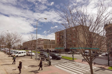 Amplio local en C/ Monjadín, II Ensanche, cerca del Club de Tenis y de los Edificios Inteligentes. Se trata de una ubicación estratégica en una zona residencial y de negocios muy viva que ofrece múltiples posibilidades.
El local de 700 m2 con excepcional visibilidad cuenta con 3 fachadas de aproximadamente 25 m2 cada una con dos accesos adaptados por dos de las fachadas. Muy luminoso, diáfano, y en buen estado. Sus posibilidades puede ser muy variadas: supermercado, gimnasio, oficina técnica, coworking e incluso la posibilidad de dividir el espacio en locales de menor superficie.
Una renta muy atractiva para un negocio de envergadura y un largo plazo garantizado para amortizar la inversión.