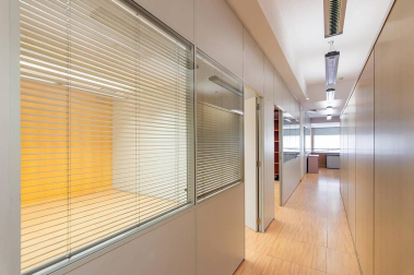 Amplio local en C/ Monjadín, II Ensanche, cerca del Club de Tenis y de los Edificios Inteligentes. Se trata de una ubicación estratégica en una zona residencial y de negocios muy viva que ofrece múltiples posibilidades.
El local de 700 m2 con excepcional visibilidad cuenta con 3 fachadas de aproximadamente 25 m2 cada una con dos accesos adaptados por dos de las fachadas. Muy luminoso, diáfano, y en buen estado. Sus posibilidades puede ser muy variadas: supermercado, gimnasio, oficina técnica, coworking e incluso la posibilidad de dividir el espacio en locales de menor superficie.
Una renta muy atractiva para un negocio de envergadura y un largo plazo garantizado para amortizar la inversión.