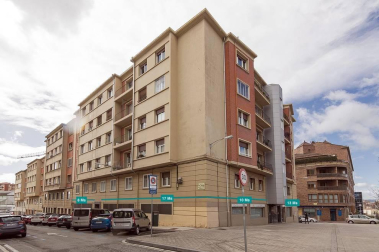 Amplio local en C/ Monjadín, II Ensanche, cerca del Club de Tenis y de los Edificios Inteligentes. Se trata de una ubicación estratégica en una zona residencial y de negocios muy viva que ofrece múltiples posibilidades.
El local de 700 m2 con excepcional visibilidad cuenta con 3 fachadas de aproximadamente 25 m2 cada una con dos accesos adaptados por dos de las fachadas. Muy luminoso, diáfano, y en buen estado. Sus posibilidades puede ser muy variadas: supermercado, gimnasio, oficina técnica, coworking e incluso la posibilidad de dividir el espacio en locales de menor superficie.
Una renta muy atractiva para un negocio de envergadura y un largo plazo garantizado para amortizar la inversión.