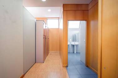 Amplio local en C/ Monjadín, II Ensanche, cerca del Club de Tenis y de los Edificios Inteligentes. Se trata de una ubicación estratégica en una zona residencial y de negocios muy viva que ofrece múltiples posibilidades.
El local de 700 m2 con excepcional visibilidad cuenta con 3 fachadas de aproximadamente 25 m2 cada una con dos accesos adaptados por dos de las fachadas. Muy luminoso, diáfano, y en buen estado. Sus posibilidades puede ser muy variadas: supermercado, gimnasio, oficina técnica, coworking e incluso la posibilidad de dividir el espacio en locales de menor superficie.
Una renta muy atractiva para un negocio de envergadura y un largo plazo garantizado para amortizar la inversión.