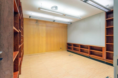 Amplio local en C/ Monjadín, II Ensanche, cerca del Club de Tenis y de los Edificios Inteligentes. Se trata de una ubicación estratégica en una zona residencial y de negocios muy viva que ofrece múltiples posibilidades.
El local de 700 m2 con excepcional visibilidad cuenta con 3 fachadas de aproximadamente 25 m2 cada una con dos accesos adaptados por dos de las fachadas. Muy luminoso, diáfano, y en buen estado. Sus posibilidades puede ser muy variadas: supermercado, gimnasio, oficina técnica, coworking e incluso la posibilidad de dividir el espacio en locales de menor superficie.
Una renta muy atractiva para un negocio de envergadura y un largo plazo garantizado para amortizar la inversión.