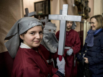 La Hermandad de la Pasión de Pamplona inició el miércoles, con el traslado del Cristo Alzado a la catedral, los actos previos a la Semana Santa, días de Cuaresma que en la sede de Dormitalería reúnen a cientos de hermanos.