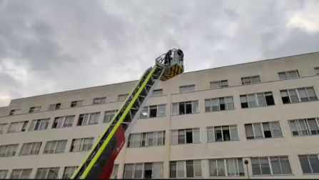 Bomberos aplauden a los niños de Oncología desde lo alto de la escalera