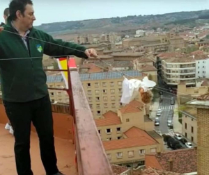Los tudelanos tiraron este domingo de imaginación para mantener la tradición de la Bajada del Ángel.