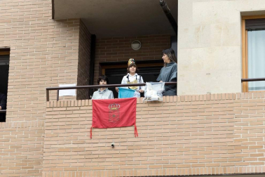 Los tudelanos tiraron este domingo de imaginación para mantener la tradición de la Bajada del Ángel.