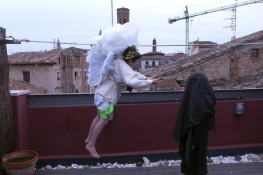 Los tudelanos tiraron este domingo de imaginación para mantener la tradición de la Bajada del Ángel.