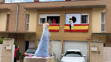 Los tudelanos tiraron este domingo de imaginación para mantener la tradición de la Bajada del Ángel.