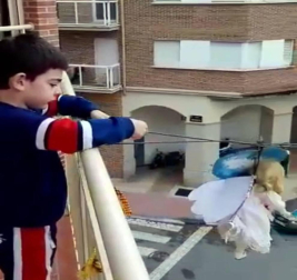 Los tudelanos tiraron este domingo de imaginación para mantener la tradición de la Bajada del Ángel.