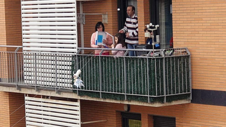 Los tudelanos tiraron este domingo de imaginación para mantener la tradición de la Bajada del Ángel.