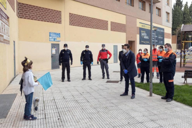 Los tudelanos tiraron este domingo de imaginación para mantener la tradición de la Bajada del Ángel.