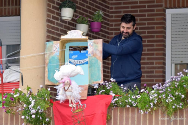 Los tudelanos tiraron este domingo de imaginación para mantener la tradición de la Bajada del Ángel.