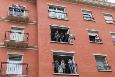 Los tudelanos tiraron este domingo de imaginación para mantener la tradición de la Bajada del Ángel.