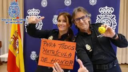 Vídeo: La Policía Nacional de Navarra da las gracias a profesores y alumnos