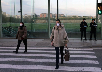Agentes reparten mascarillas para prevenir el coronavirus en Pamplona.