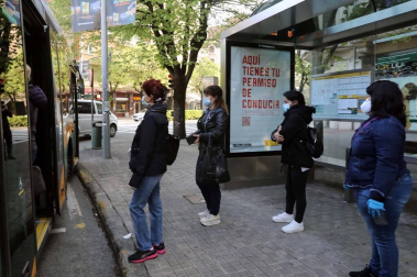Agentes reparten mascarillas para prevenir el coronavirus en Pamplona.