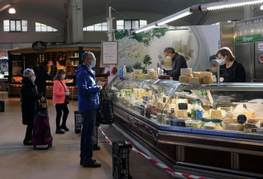Agentes reparten mascarillas para prevenir el coronavirus en Pamplona.