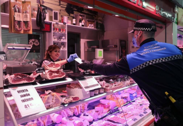 Agentes reparten mascarillas para prevenir el coronavirus en Pamplona.
