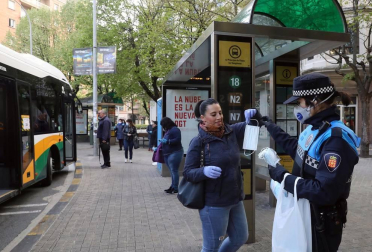Agentes reparten mascarillas para prevenir el coronavirus en Pamplona.