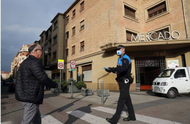 Agentes reparten mascarillas para prevenir el coronavirus en Pamplona.