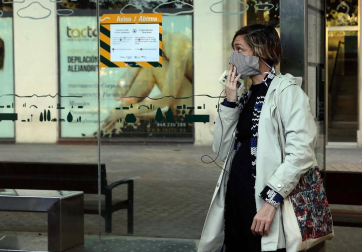 Agentes reparten mascarillas para prevenir el coronavirus en Pamplona.