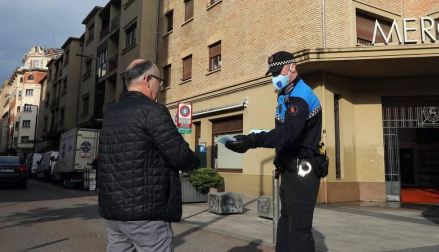 Agentes reparten mascarillas para prevenir el coronavirus en Pamplona.