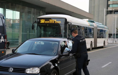 Agentes reparten mascarillas para prevenir el coronavirus en Pamplona.